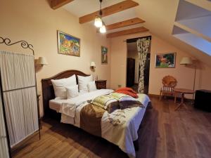 1 dormitorio con 1 cama grande en una habitación en Ekosamotnia en Cracovia