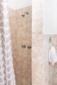 W łazience znajduje się prysznic z zasłoną prysznicową. w obiekcie New Crown Hotel Motel w mieście Hay