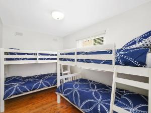 A bunk bed or bunk beds in a room at Avoca Beach Haven - 5/161 Avoca Drive, Avoca Beach