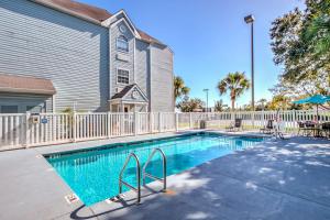 ein Swimmingpool vor einem Haus in der Unterkunft Microtel Inn and Suites - Zephyrhills in Zephyrhills