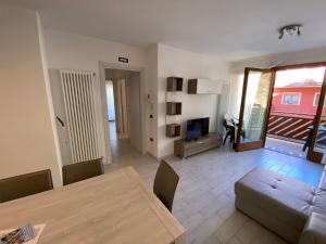 ein Wohnzimmer mit einem Tisch und einem Sofa in der Unterkunft Residenza al Parco Termale - Comano Terme in Comano Terme