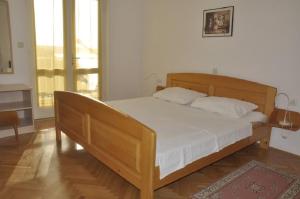 Barbat na Rabu的住宿－Apartments Petar - 6m from the sea，相簿中的一張相片