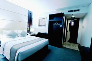 Postel nebo postele na pokoji v ubytování Serela Waringin by KAGUM Hotels