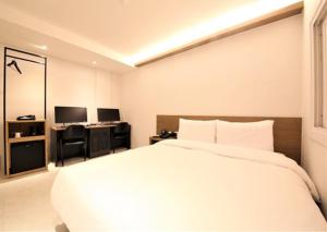 Lova arba lovos apgyvendinimo įstaigoje Busan Seomyeon Business Hotel J7