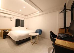 Postel nebo postele na pokoji v ubytování Busan Seomyeon Business Hotel J7