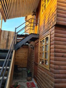 una escalera en el lateral de una casa de madera en Cabañas cerca de Valdivia, en San José de la Mariquina, en San José de la Mariquina