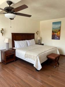 A bed or beds in a room at Hotel Casa San Miguel