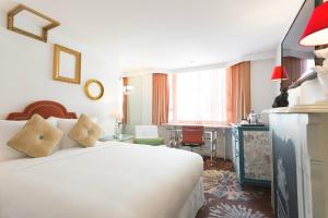 Letto o letti in una camera di The Luxe Manor