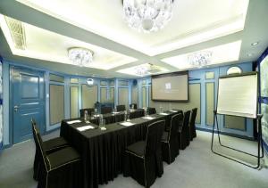 Zona business o sala conferenze di The Luxe Manor