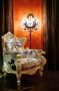 Area soggiorno di The Luxe Manor
