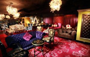 Area soggiorno di The Luxe Manor