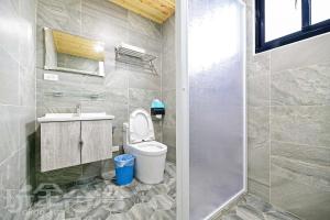 Penghu Yuanmuxin Homestay في ماغونغ: حمام مع مرحاض ومغسلة ودش