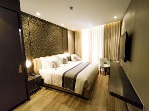 Säng eller sängar i ett rum på Diamond Stars Ben Tre Hotel