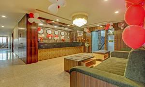 un vestíbulo con globos rojos y una sala de espera en Treebo Trend Golden Heights, en Jamshedpur