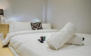 Postel nebo postele na pokoji v ubytování Radlett Residences Hotel - Tuguegarao
