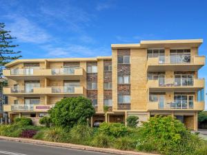 un immeuble situé sur le côté d'une rue dans l'établissement Cosy Beachside Unit, Short Stroll to the Beach, à Terrigal