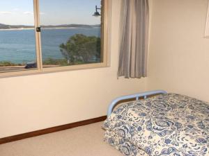 Cama ou camas em um quarto em Charming Beach Getaway, Close to Cafe & Restaurant