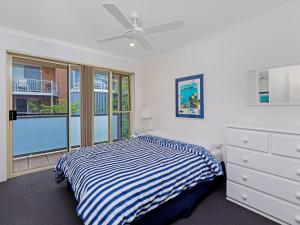 A bed or beds in a room at Greenpark #11 - 11/45 Avoca Drive, Avoca Beach