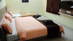Postel nebo postele na pokoji v ubytování GIRI NANDHANA RESIDENCY