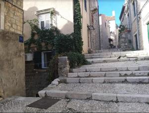 eine Steintreppe in einem alten Gebäude in der Unterkunft Stella del Mare Apartment - Dubrovnik Old Town Getaway in Dubrovnik