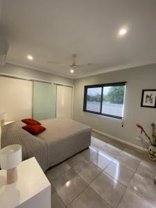 Снимка в галерията на Cooktown Harbour View Luxury Apartments в Куктаун