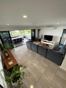 een woonkamer met een bank en een tafel bij Cooktown Harbour View Luxury Apartments in Cooktown
