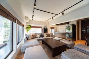 un soggiorno con divano e tavolo di NIYS apartments 07 type a Tokyo