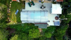 eine Luftansicht eines Hauses mit einem Wassertank in der Unterkunft Naomi's in Rosch Pina