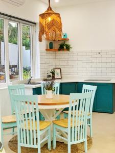 een keuken met een tafel en stoelen en een kroonluchter bij The Beachhouse Villa- 4 bedrooms Villa- 5' to Bai Sau Beach in Xã Thang Tam