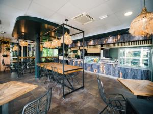 Lounge nebo bar v ubytování ibis budget Bordeaux Aéroport