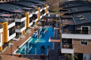 een luchtzicht op een appartementencomplex met een zwembad bij Elysium Green Suites in Antalya