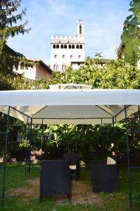 Tenda bianca con sedie di fronte a un edificio di Residenza Di Via Piccardi a Gubbio