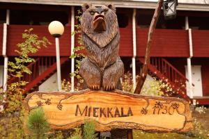a statue of a bear sitting on top of a sign at Mentulan Cottage in Lappeenranta