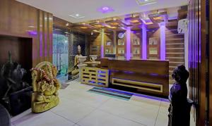 een woonkamer met paarse verlichting en een piano bij Treebo Trend Archie Regency in Rānchī