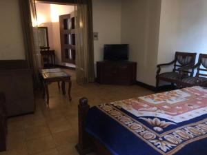 TV a/nebo společenská místnost v ubytování HOTEL METRO REGENCY