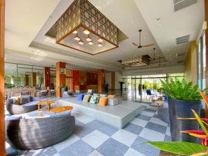 Ein Sitzbereich in der Unterkunft X10 Khaolak Resort