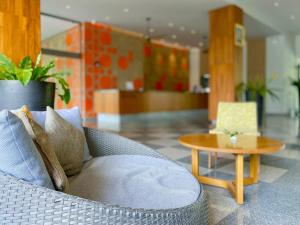 Ein Sitzbereich in der Unterkunft X10 Khaolak Resort