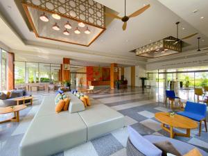 Ein Restaurant oder anderes Speiselokal in der Unterkunft X10 Khaolak Resort 