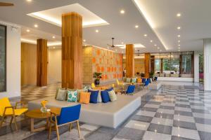 Ein Sitzbereich in der Unterkunft X10 Khaolak Resort