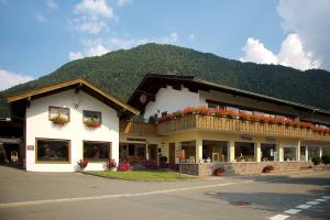 un edificio con un balcón con flores. en Haus Treffer, en Kirchdorf in Tirol