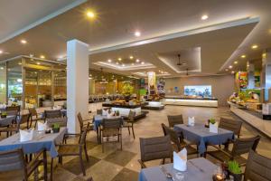 Ein Restaurant oder anderes Speiselokal in der Unterkunft X10 Khaolak Resort 