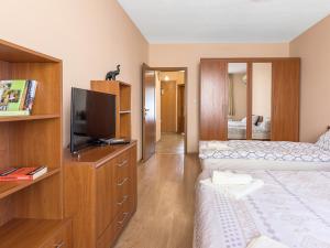 um quarto de hotel com uma cama e uma televisão em Like home em Burgas