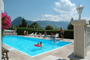 un grupo de personas jugando en una piscina en Camping Inntal, en Wiesing