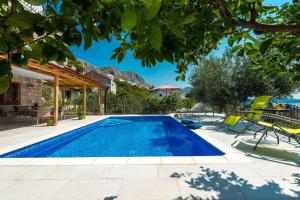Bazén v ubytování Vila Azur nebo v jeho okolí
