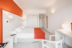 En eller flere senge i et værelse på Minura Sur Menorca & Waterpark