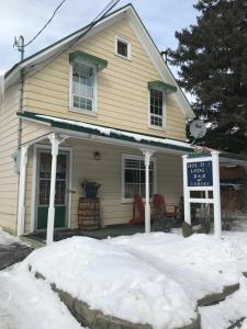 una casa con un cartel en la nieve en Holiday Lodge Bed and Breakfast en Banff