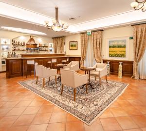 Hotel Casal Dell'Angelo في ماريليانو: مطبخ وغرفة طعام مع طاولة وكراسي