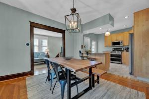 Køkken eller tekøkken på Oakley Square 3BR Charmer - Total Walkability home + 30 billeder