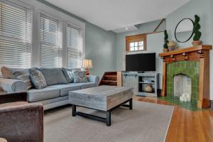 Et opholdsområde på Oakley Square 3BR Charmer - Total Walkability home