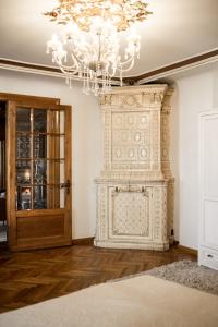 een woonkamer met een kroonluchter en een deur bij Concert Hall boutique apartment in Cēsis